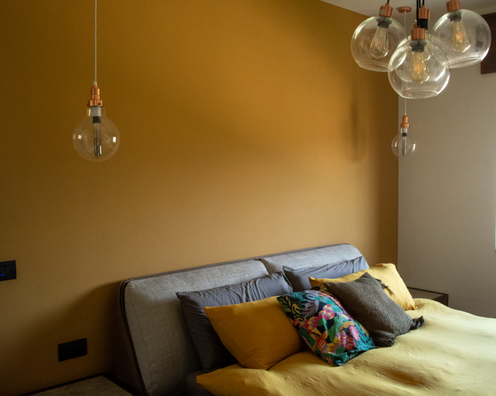 Idée de décoration pour une chambre parentale bohème de taille moyenne avec un mur jaune et un sol en carrelage de porcelaine.
