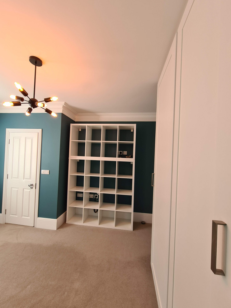 Foto de estudio moderno de tamaño medio con paredes azules, moqueta, escritorio independiente, suelo beige y bandeja
