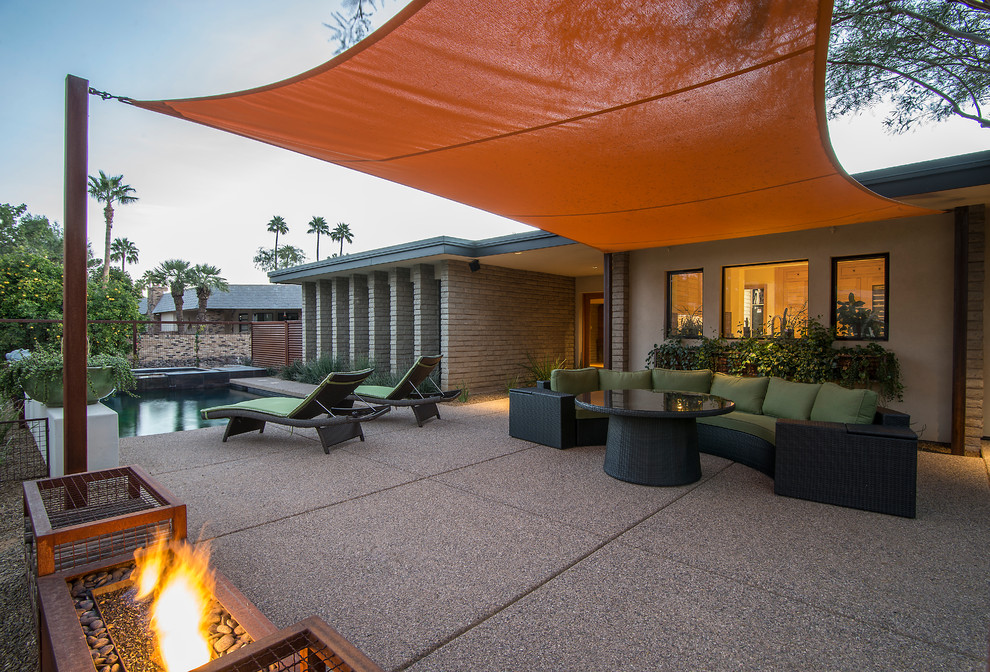 Design ideas for a midcentury patio in Phoenix.