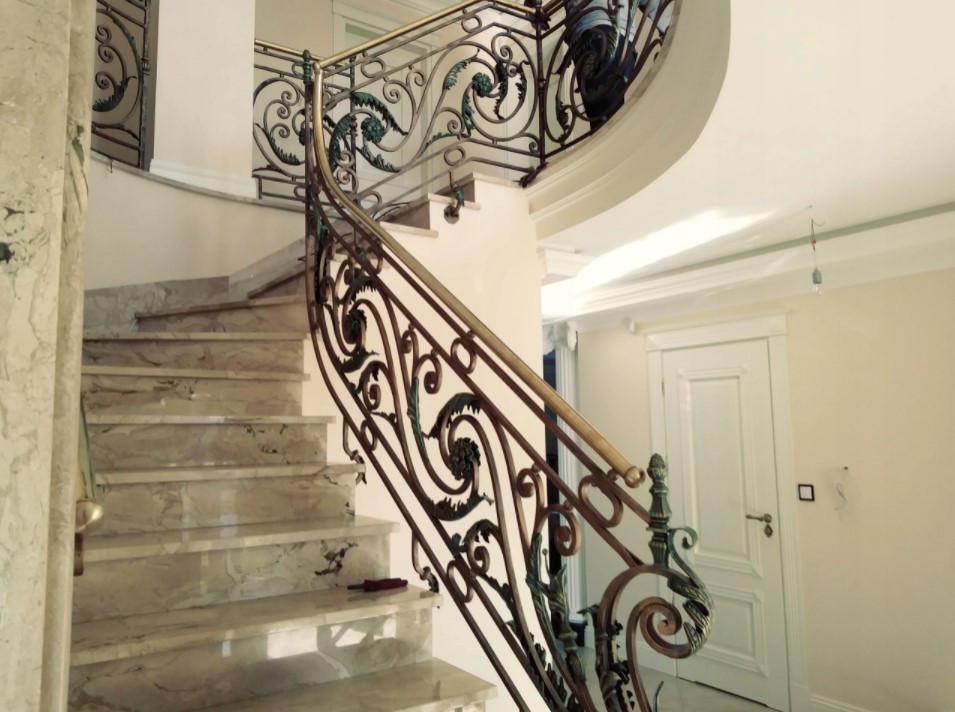 Кованые перила с бронзовым патинированием