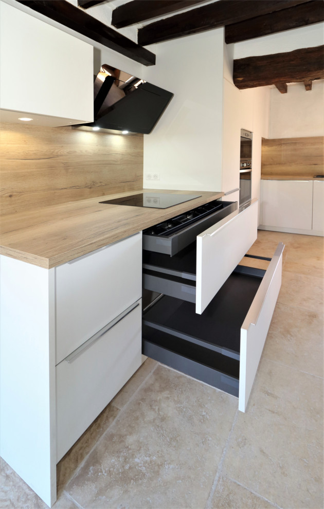 Foto på ett stort funkis brun kök, med en integrerad diskho, släta luckor, vita skåp, träbänkskiva, brunt stänkskydd, stänkskydd i trä, integrerade vitvaror, klinkergolv i keramik, en köksö och beiget golv