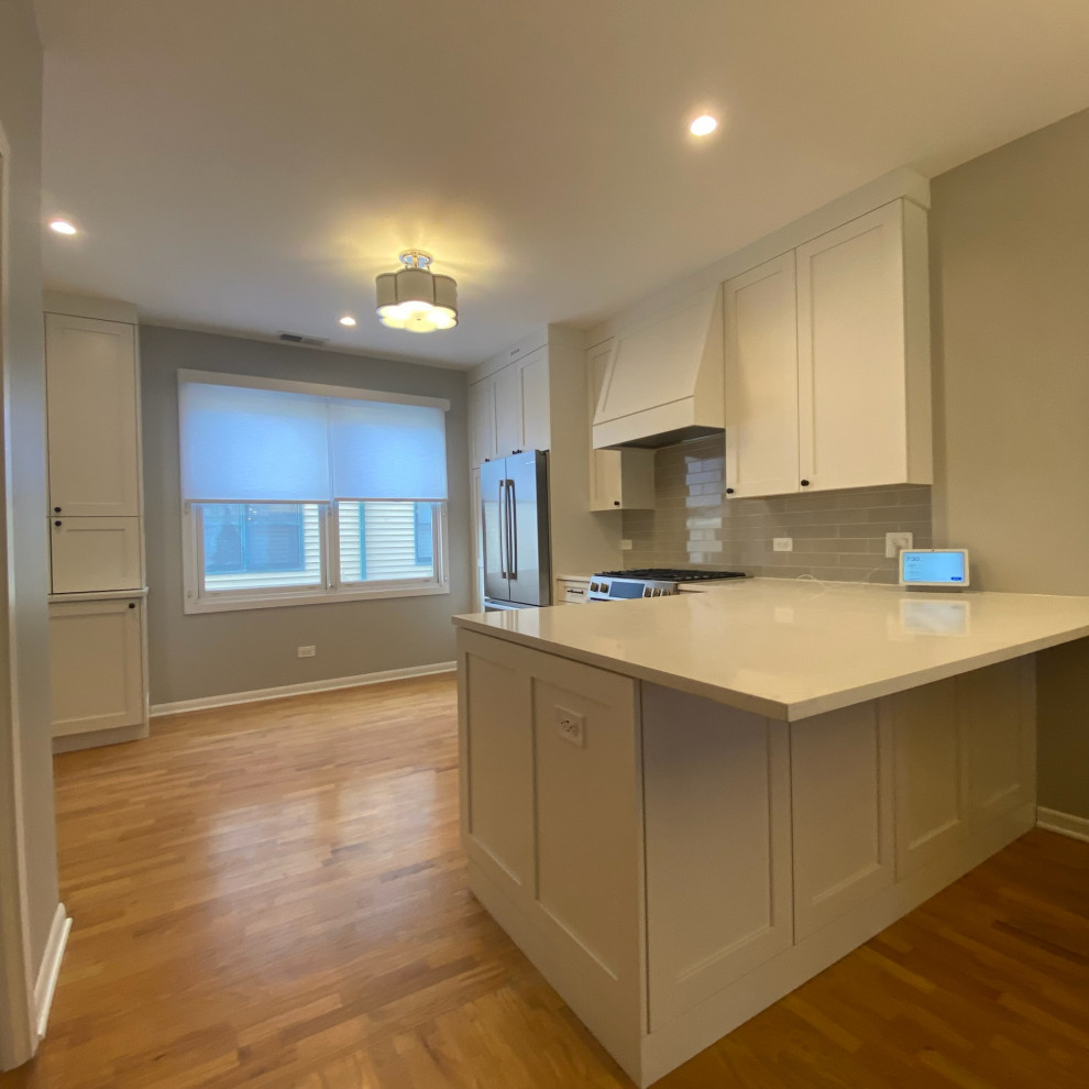 Transitional kitchen photo in Chicago