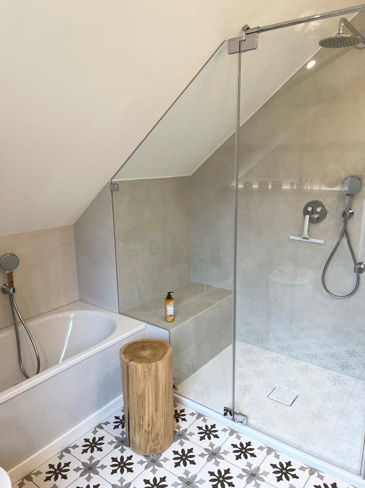 Inspiration för små minimalistiska badrum med dusch, med ett platsbyggt badkar, grå kakel, keramikplattor, grå väggar, klinkergolv i keramik och dusch med gångjärnsdörr