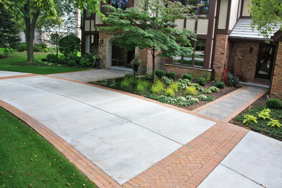 Design ideas for a mid-sized traditional front yard shaded garden in Milwaukee with concrete pavers.