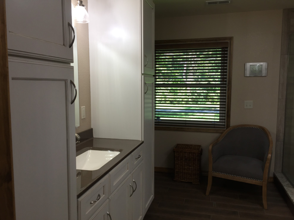 Inspiration for a mid-sized transitional home design remodel