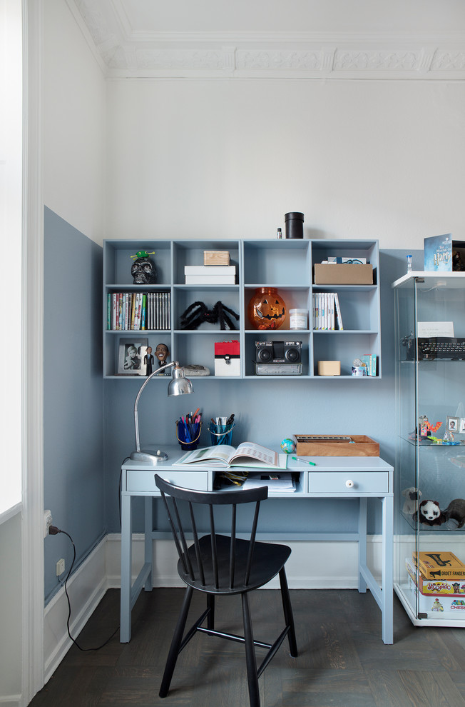 Inspiration for a scandinavian kids' study room in Copenhagen with blue walls and dark hardwood floors.