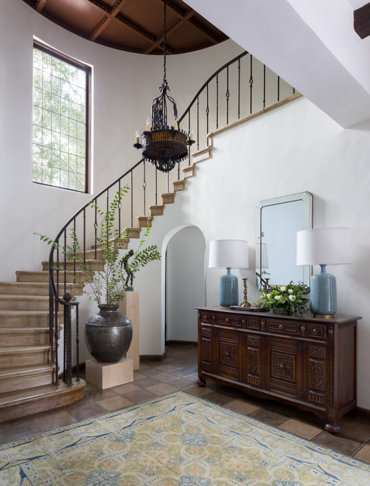 Свежая идея для дизайна: лестница среднего размера в средиземноморском стиле - отличное фото интерьера