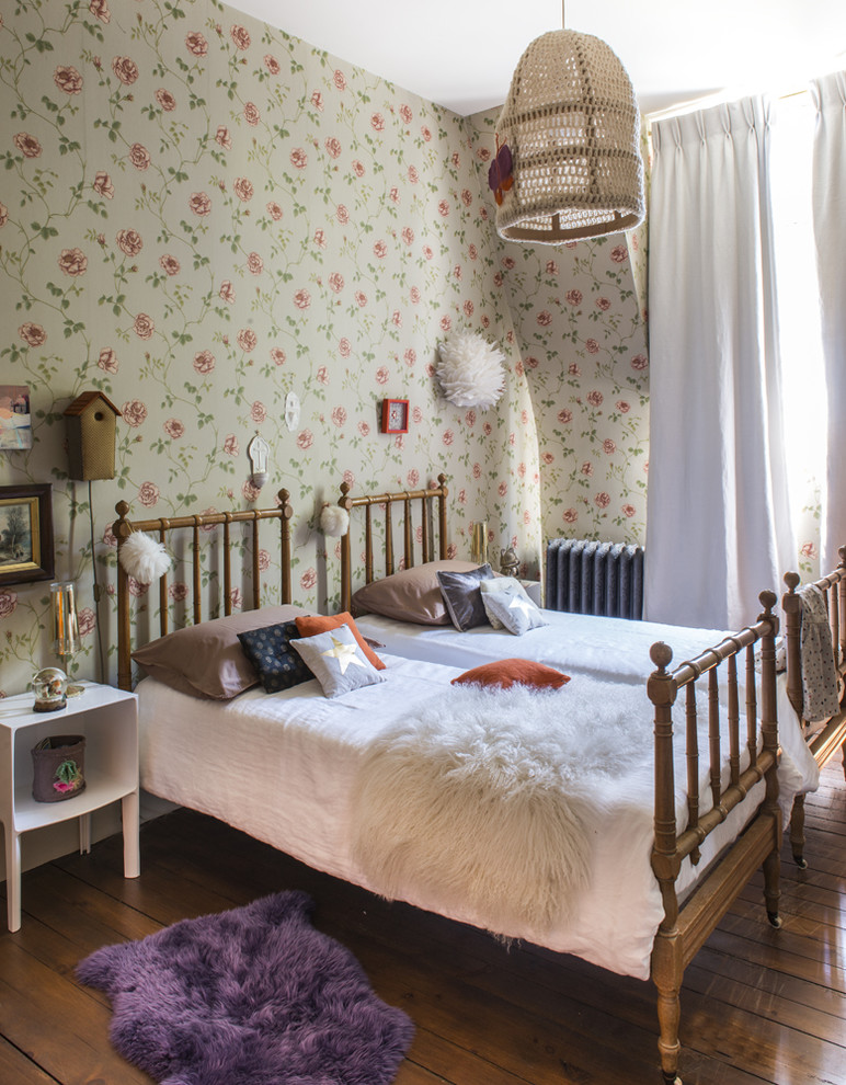 Photo of a mid-sized eclectic kids' bedroom for kids 4-10 years old and girls in Paris with medium hardwood floors.