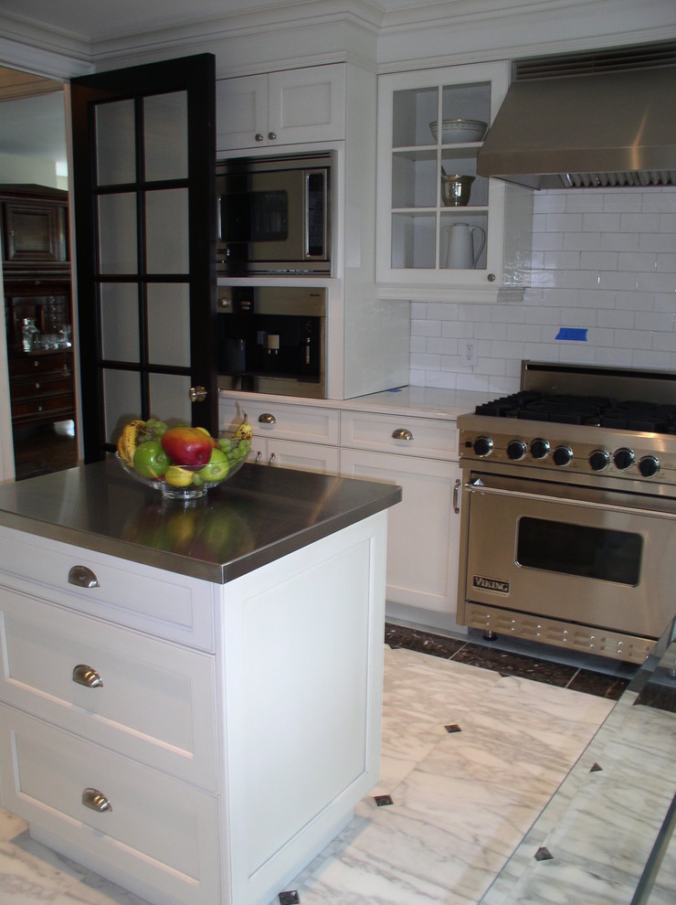 This is an example of a traditional kitchen in Tampa.