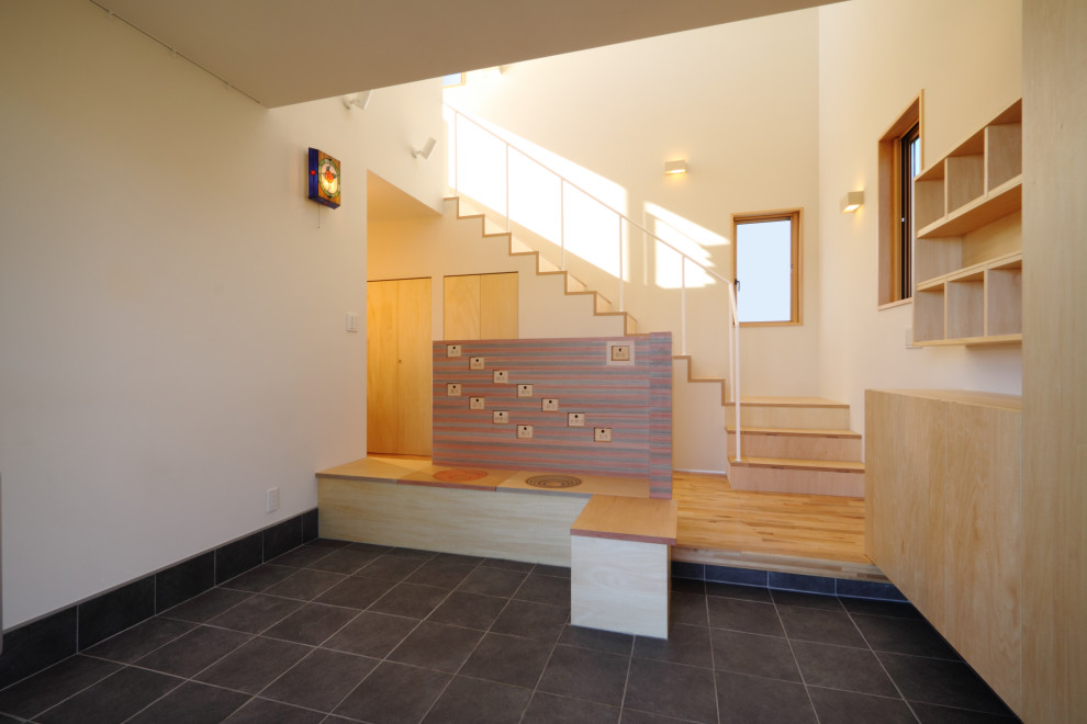 Exemple d'une entrée moderne de taille moyenne avec un couloir, un mur blanc, un sol en carrelage de céramique, une porte coulissante, une porte en verre, un sol noir, un plafond en papier peint et du papier peint.