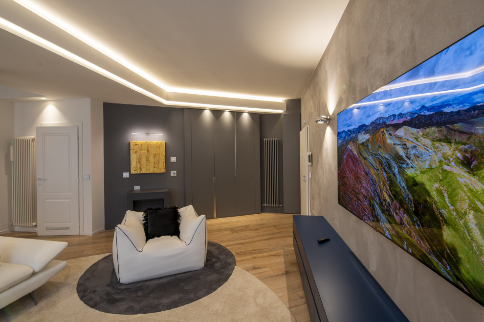 Foto di un soggiorno di medie dimensioni con pareti beige, pavimento in legno verniciato, TV a parete, pavimento marrone e soffitto ribassato