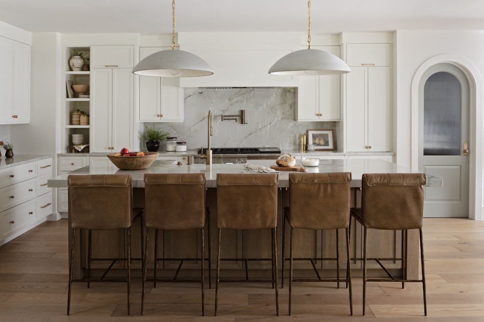 Kitchen - transitional kitchen idea in Orlando
