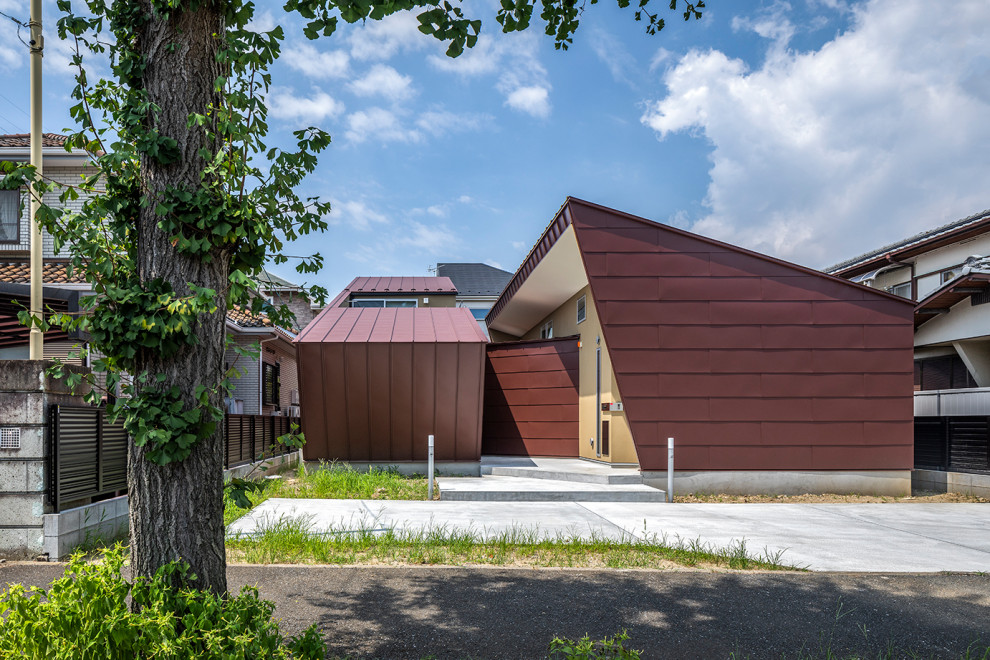 Свежая идея для дизайна: двухэтажный частный загородный дом в современном стиле с односкатной крышей, металлической крышей и красной крышей - отличное фото интерьера