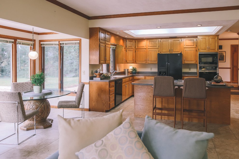 Example of a transitional home design design in Atlanta