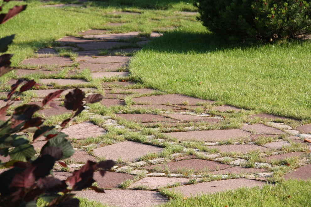 Дорожка из натурального камня (розовый плитняк) в траве