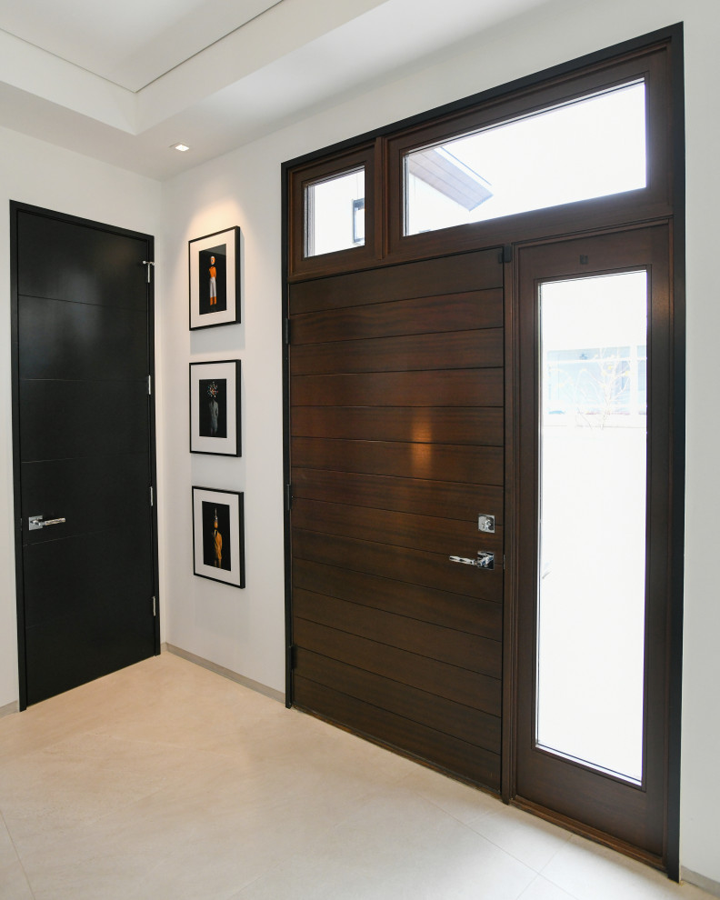 Cette photo montre une grande entrée tendance avec une porte simple, une porte en bois brun et un plafond à caissons.