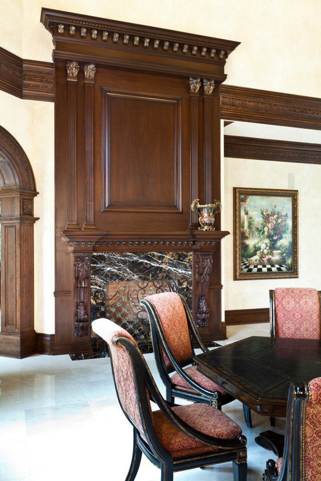 Aménagement d'une très grande salle de séjour classique en bois ouverte avec un bar de salon, un mur beige, une cheminée standard, un manteau de cheminée en bois, un téléviseur fixé au mur, un sol blanc et un plafond à caissons.