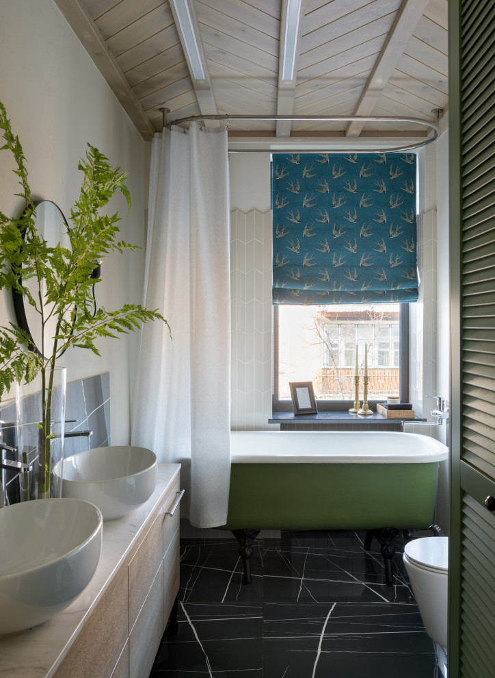 Imagen de cuarto de baño doble y blanco y madera actual con puertas de armario de madera clara, baldosas y/o azulejos beige, paredes blancas, lavabo sobreencimera, suelo negro y encimeras beige