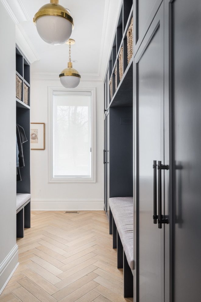 Transitional entryway photo in Montreal