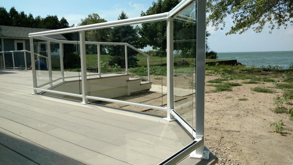 Photo of a modern deck in Cleveland.