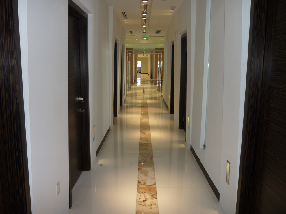 Свежая идея для дизайна: огромный коридор в стиле модернизм с белыми стенами и мраморным полом - отличное фото интерьера