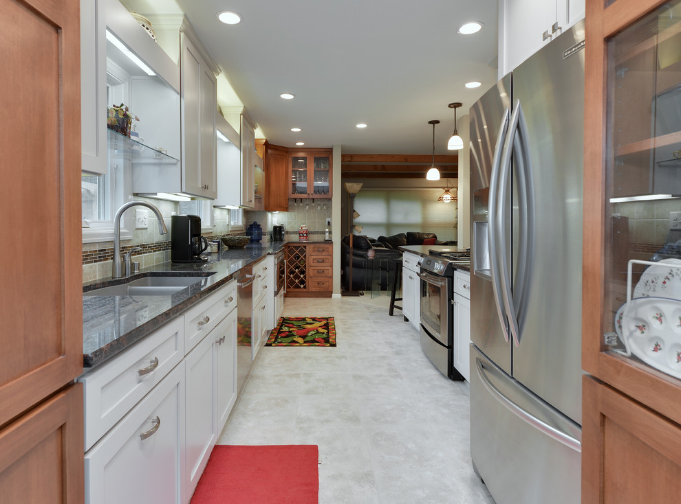 Transitional kitchen photo in Milwaukee