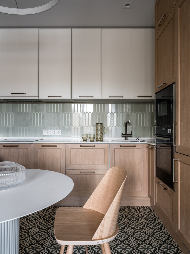 Kleine Moderne Wohnküche mit Porzellan-Bodenfliesen und grünem Boden in Moskau