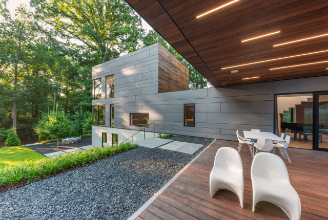 Split Box House contemporary-traedaeck