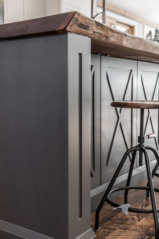 Transitional kitchen photo in Toronto