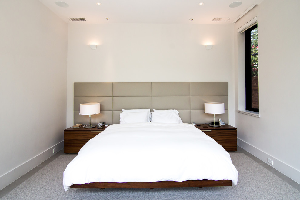 Photo of a mid-sized midcentury master bedroom in Dallas with white walls, carpet and beige floor.