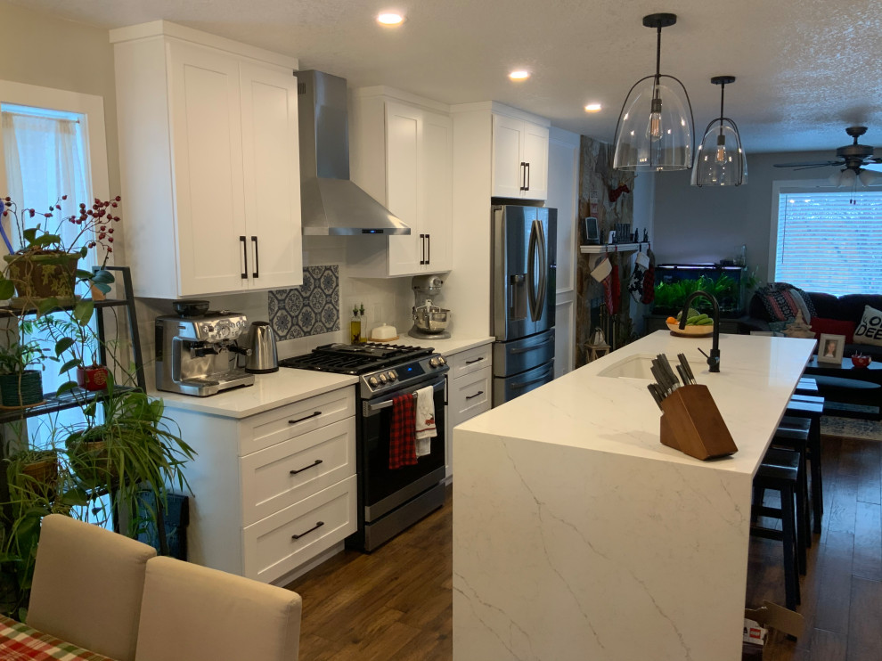 Kitchen - mid-sized transitional kitchen idea in Calgary
