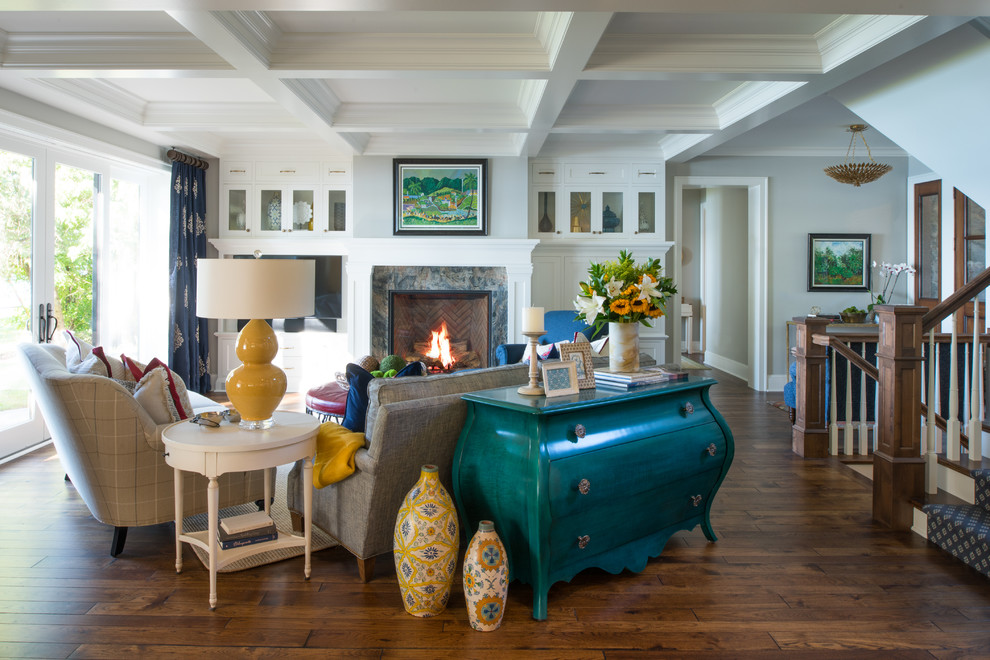 Example of a transitional home design design in Minneapolis