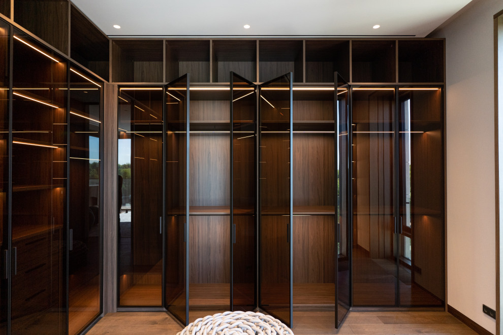 Гардеробная комната с распашными стеклянными RPE фасадами