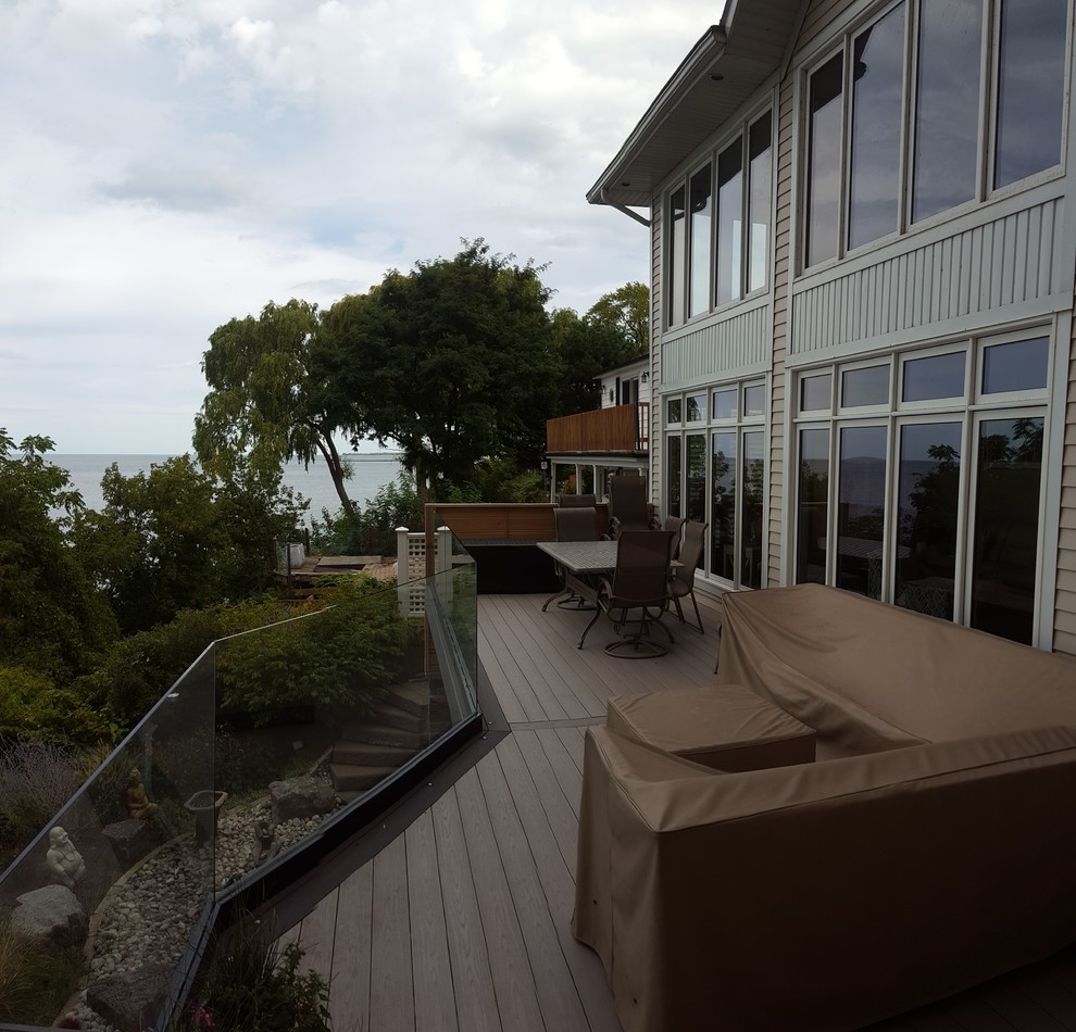 Inspiration for a mid-sized transitional deck remodel in Toronto
