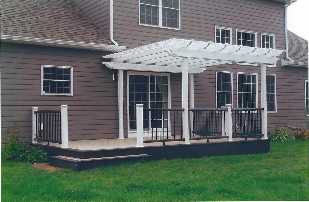 Example of a transitional deck design in Grand Rapids