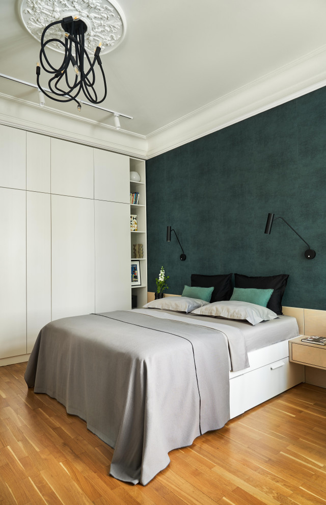 На фото: хозяйская спальня среднего размера, в белых тонах с отделкой деревом в современном стиле с зелеными стенами, паркетным полом среднего тона, коричневым полом, обоями на стенах и акцентной стеной