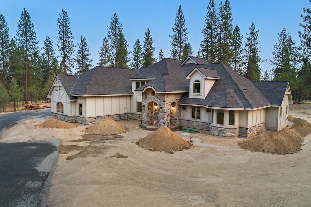 Example of a transitional home design design in Seattle