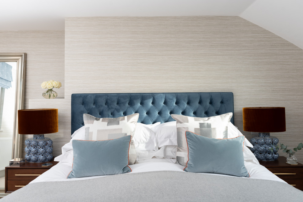 Mittelgroßes Modernes Hauptschlafzimmer mit beiger Wandfarbe, Teppichboden und Tapetenwänden in London