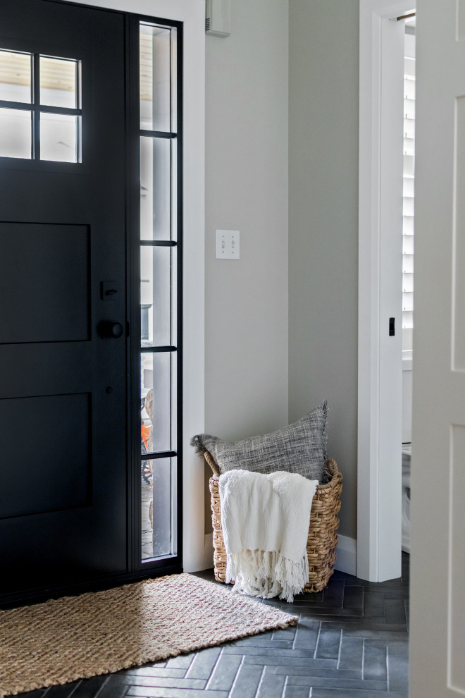 Transitional entryway photo in Toronto