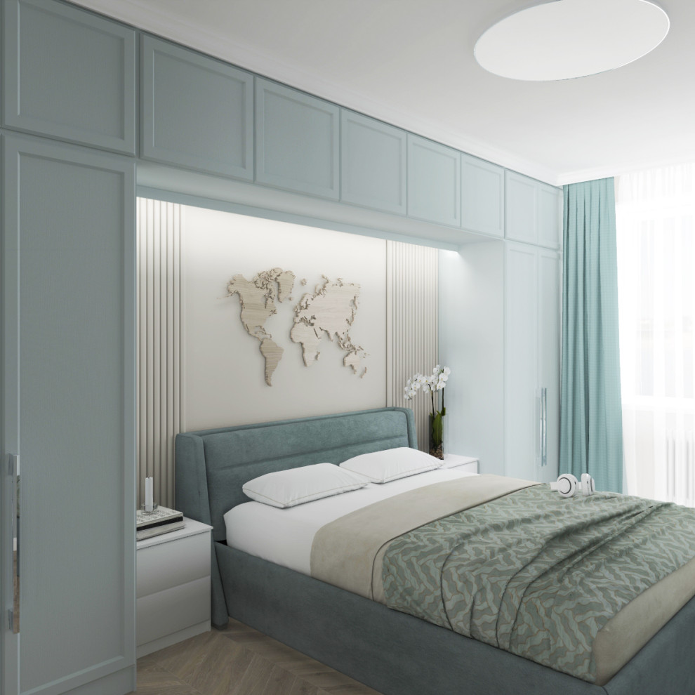 Ejemplo de dormitorio principal y blanco y madera clásico renovado de tamaño medio sin chimenea con paredes beige, suelo de madera clara, suelo gris, todos los diseños de techos y papel pintado