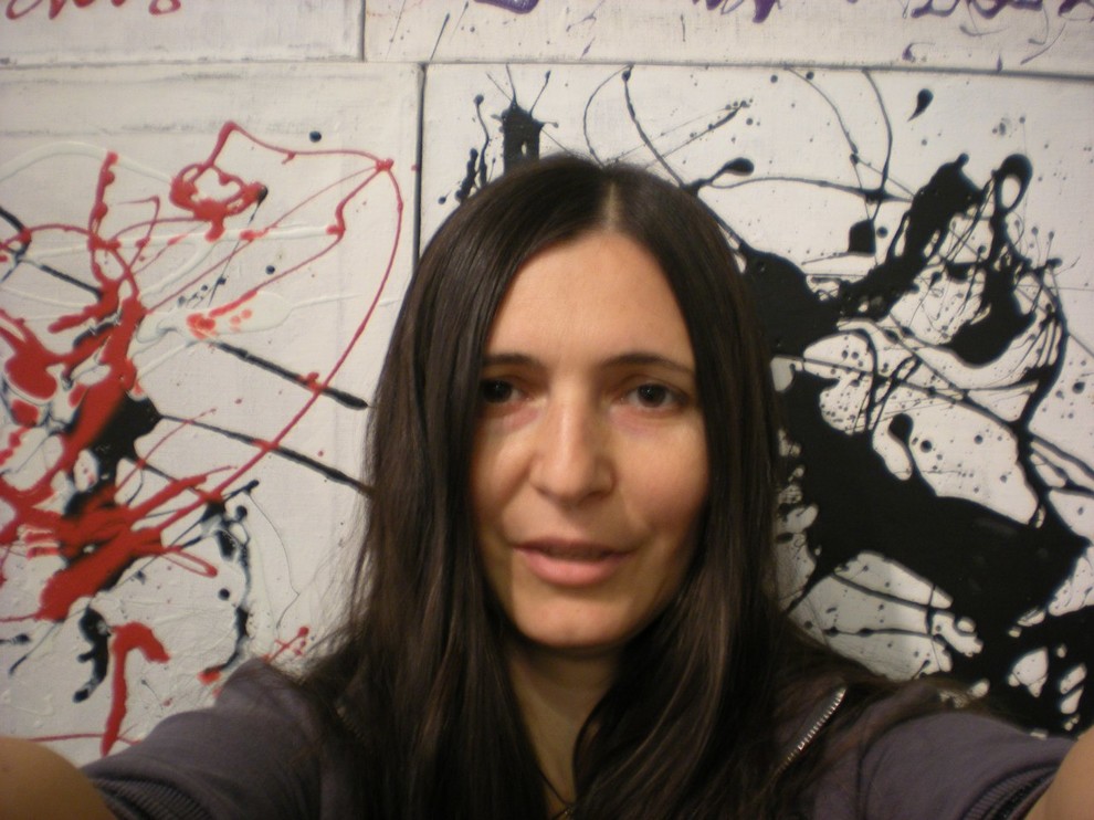 На фоне картин Лики Волчек