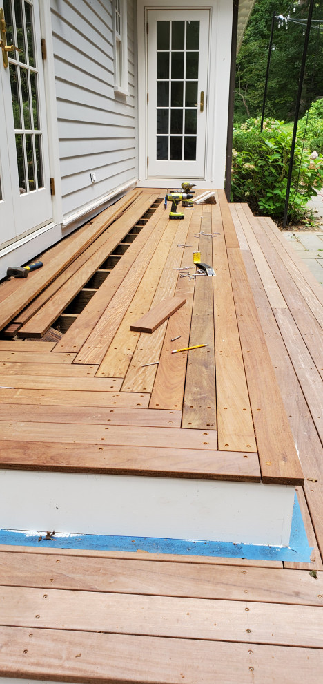 Photo of a contemporary backyard deck in New York.