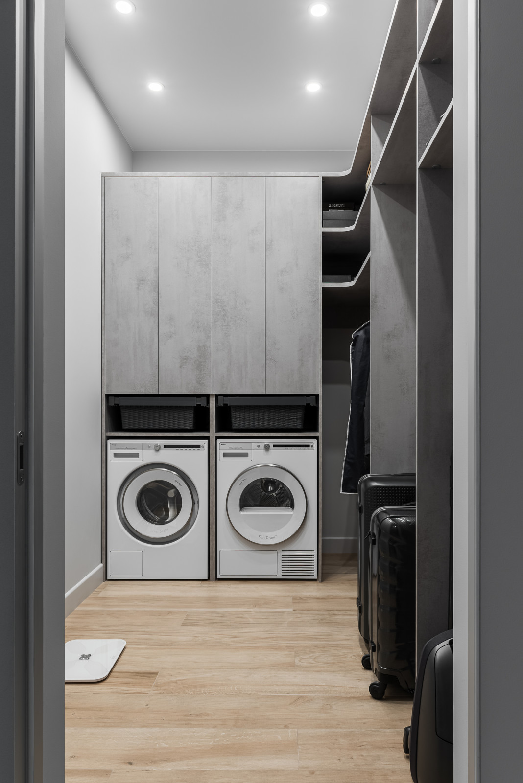 на стороне монохрома