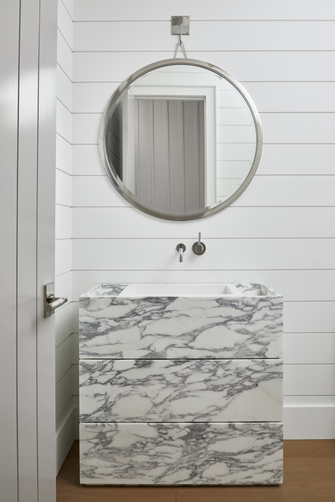 Exempel på ett mellanstort modernt badrum med dusch, med vita skåp, vita väggar, mellanmörkt trägolv, marmorbänkskiva och brunt golv