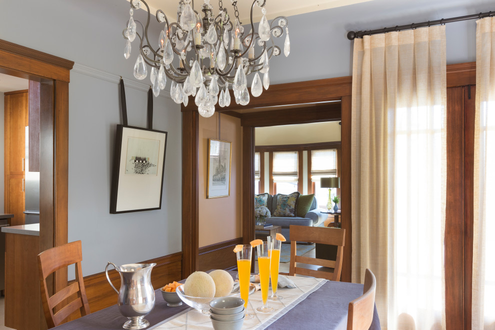 Idées déco pour une petite salle à manger classique fermée avec un mur bleu, parquet clair, un plafond décaissé, un sol beige et boiseries.