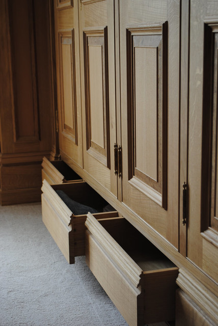 Solid oak panelled dressing room klassisk-foervaring-och-garderob