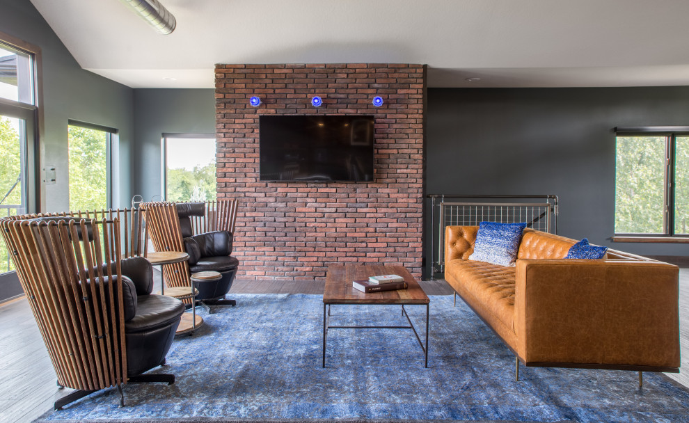 Mittelgroßes, Abgetrenntes Modernes Wohnzimmer ohne Kamin mit dunklem Holzboden, TV-Wand, grauer Wandfarbe und braunem Boden in Cedar Rapids