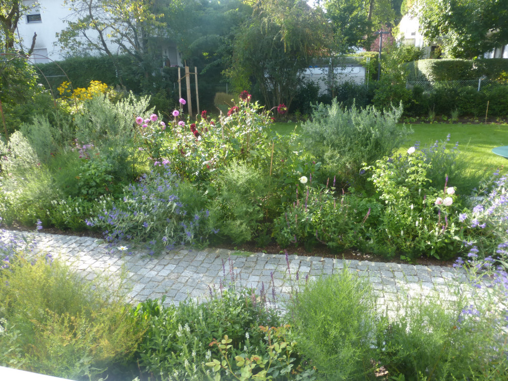 Garten im Sommer and neben dem Haus With Blumenbeet, direkter Sonneneinstrahlung and Natursteinplatten in Munich