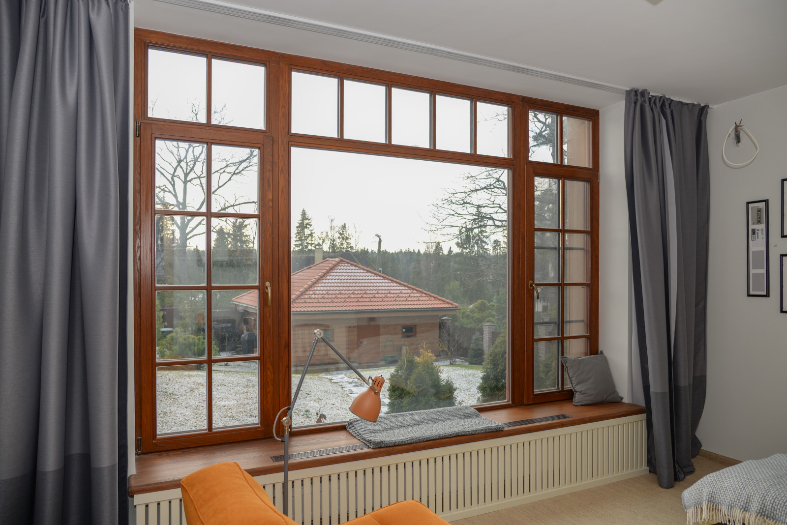 Остекление дома дубовыми окнами