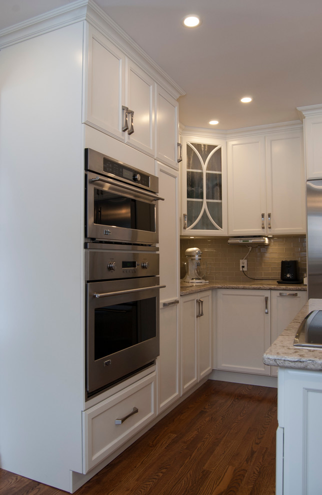 Transitional kitchen photo in Ottawa with an island